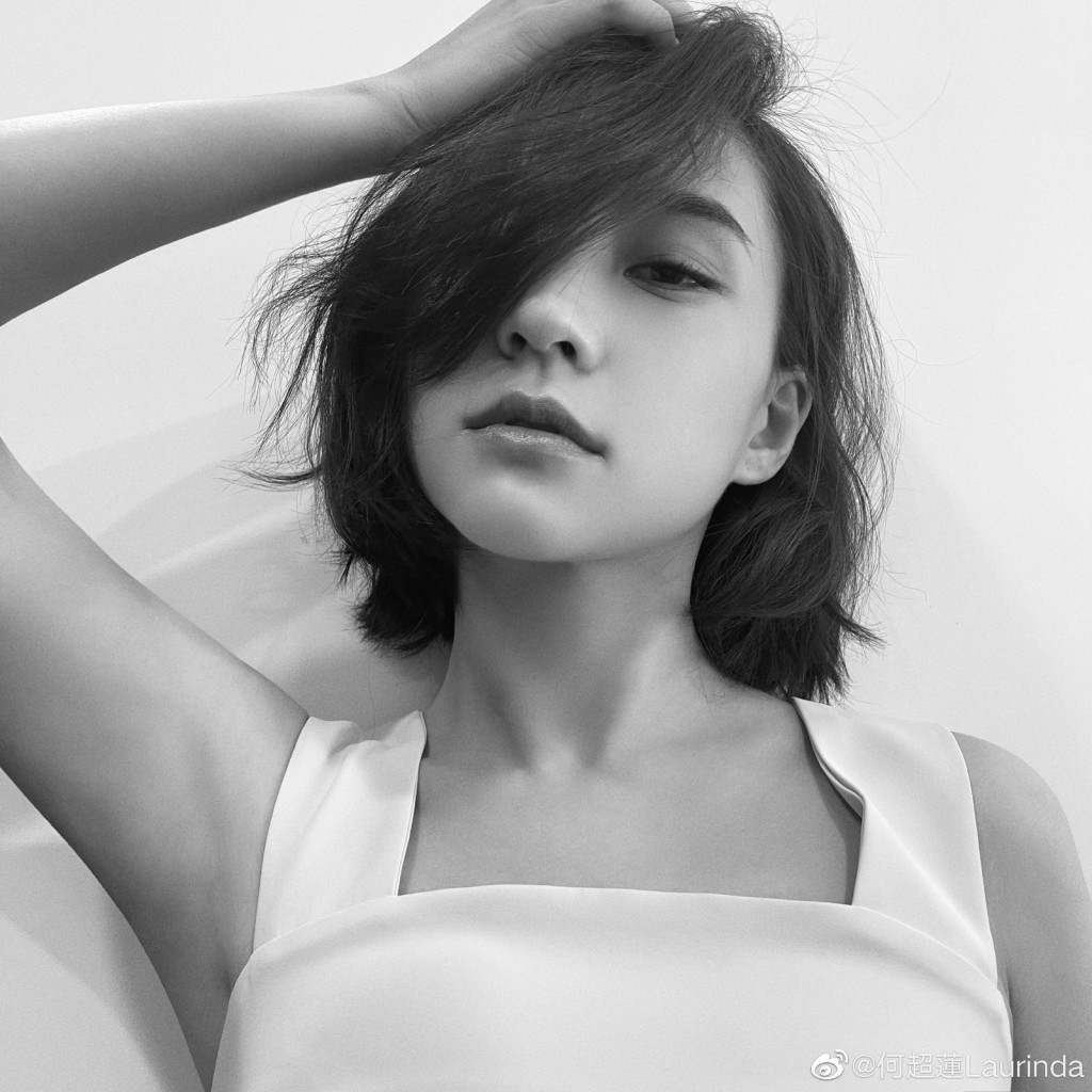 短髮帶點野性美。