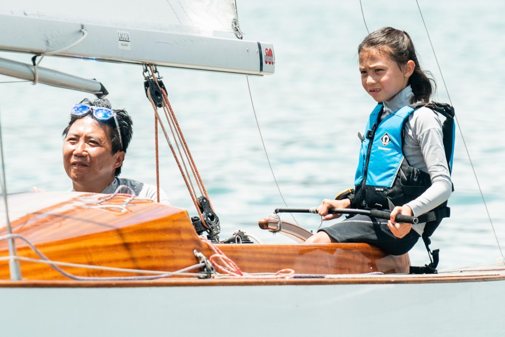 Zephyr 號由年僅七歲的外藉女將Alix Nguyen (右) 掌舵，更勇奪Dragon 級別亞軍。公關提供圖片