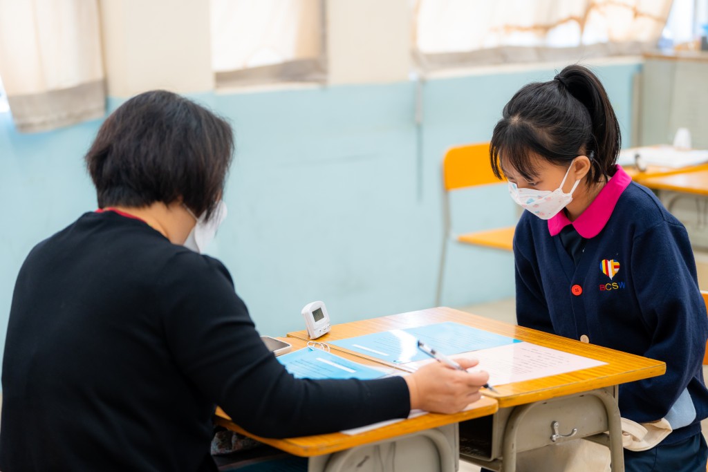 鳳溪第一中學的模擬面試設有個人面談，由一名老師以中、英文發問，學生需先自我介紹。（受訪者提供）