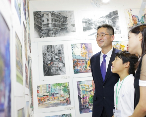 商务及经济发展局副局长陈百里出席上届博览会时与超年青艺术家刘见之会面并欣赏其作品。
