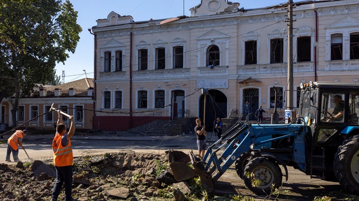 烏克東部及南部戰況持續，工人在尼古拉耶夫市進行清理。路透社圖片