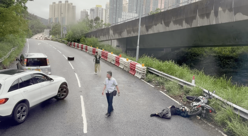 期間,私家車司機協助搬開路中疑似電單車的後尾箱,讓其他車輛順利經過。 期間,私家車司機協助搬開路中疑似電單車的後尾箱,讓其他車輛順利經過。