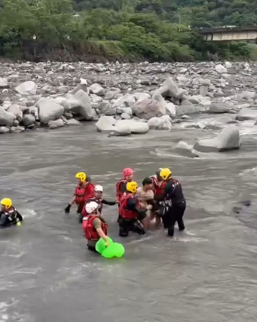 屏東少年困水下石縫失蹤4小時，靠挖泥機阻截水流減低水壓奇蹟救出。Threads＠pingtung_rescue