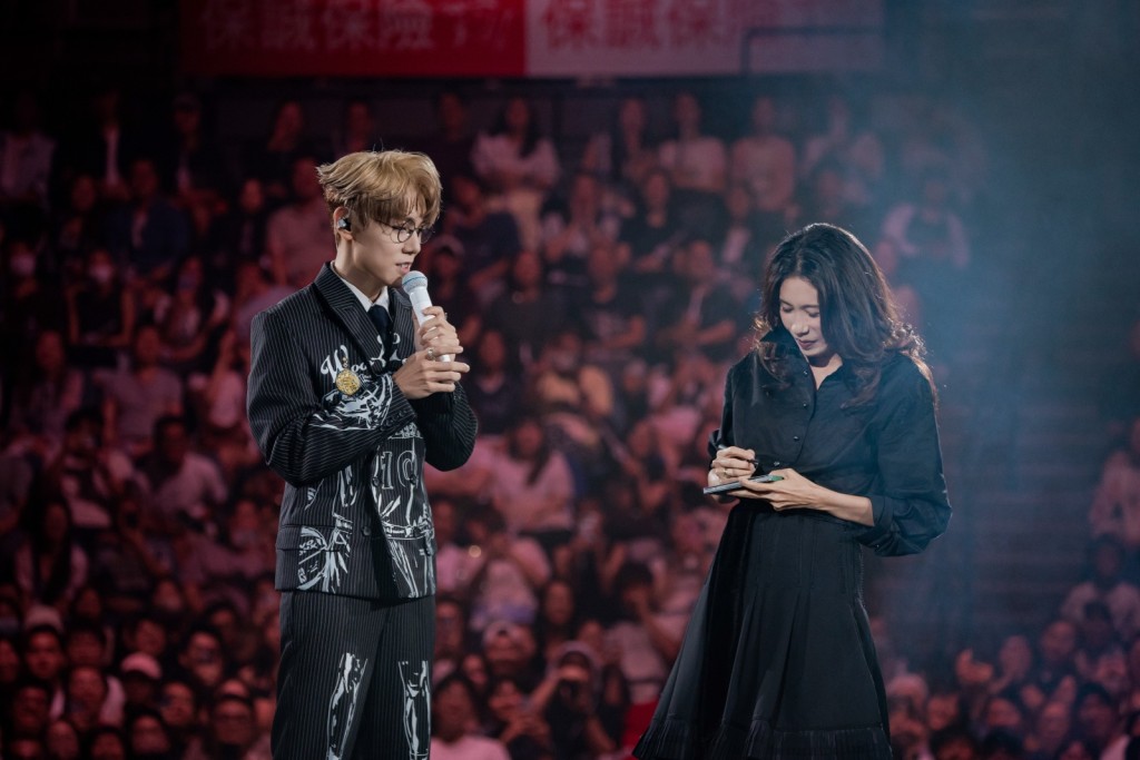 Karen在《全身莫文蔚》上簽名,送給林家謙。 Karen在《全身莫文蔚》上簽名,送給林家謙。