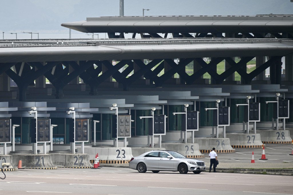 港珠澳大橋人工島香港口岸正興建自動化停車場及收費亭。蘇正謙攝 港珠澳大橋人工島香港口岸正興建自動化停車場及收費亭。蘇正謙攝