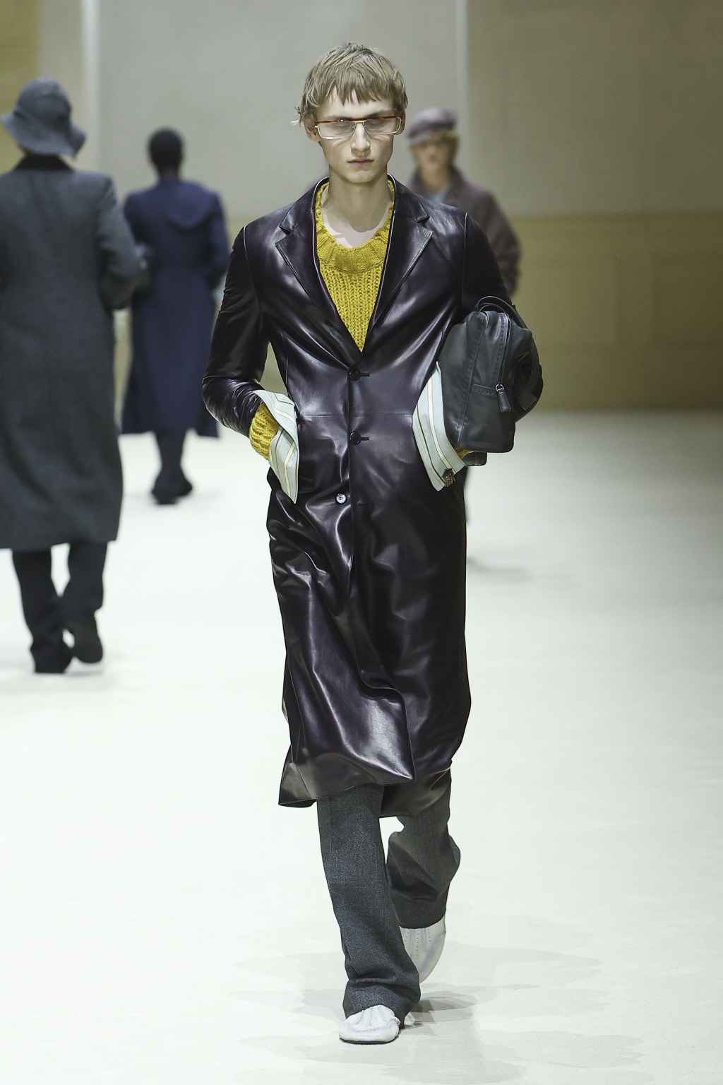 恍若穿舊了的針織上衣跟皮革長外套配搭,輕鬆詮釋穿越今昔的主題。(Prada) 恍若穿舊了的針織上衣跟皮革長外套配搭,輕鬆詮釋穿越今昔的主題。(Prada)