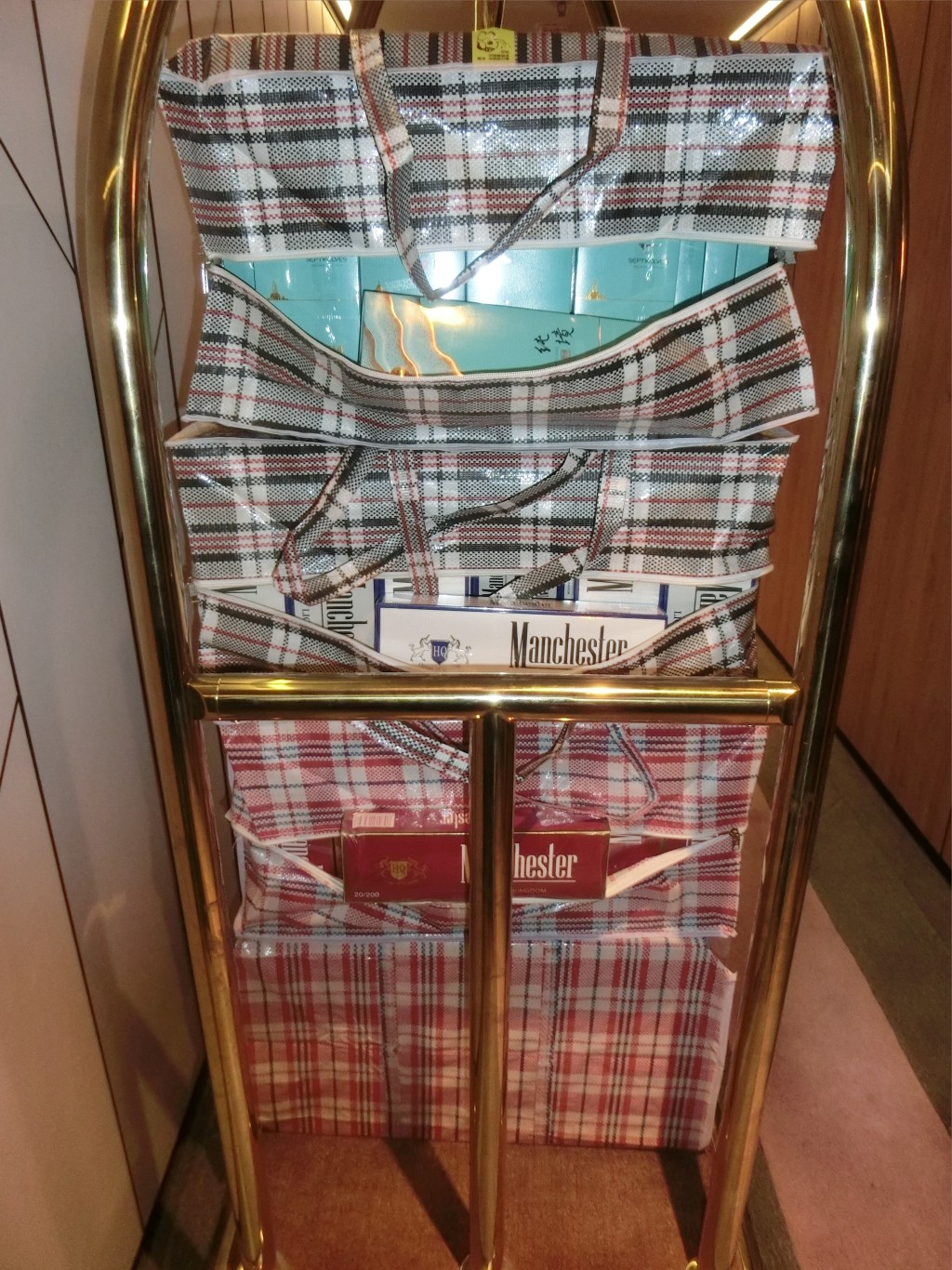 酒店行李車上檢獲的部分懷疑私煙。海關圖片