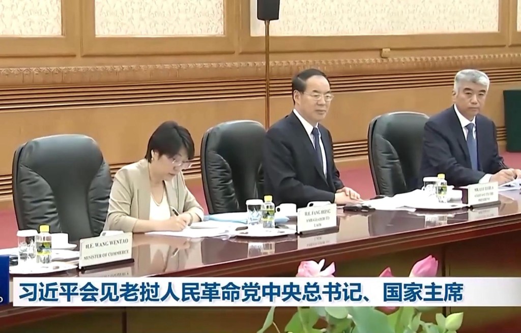 習近平會見老撾領導人通倫時,陳洲(右)的位次在李明祥之後。央視 習近平會見老撾領導人通倫時,陳洲(右)的位次在李明祥之後。央視