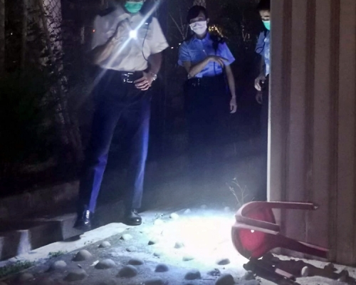 現場遺下一張膠椅。
