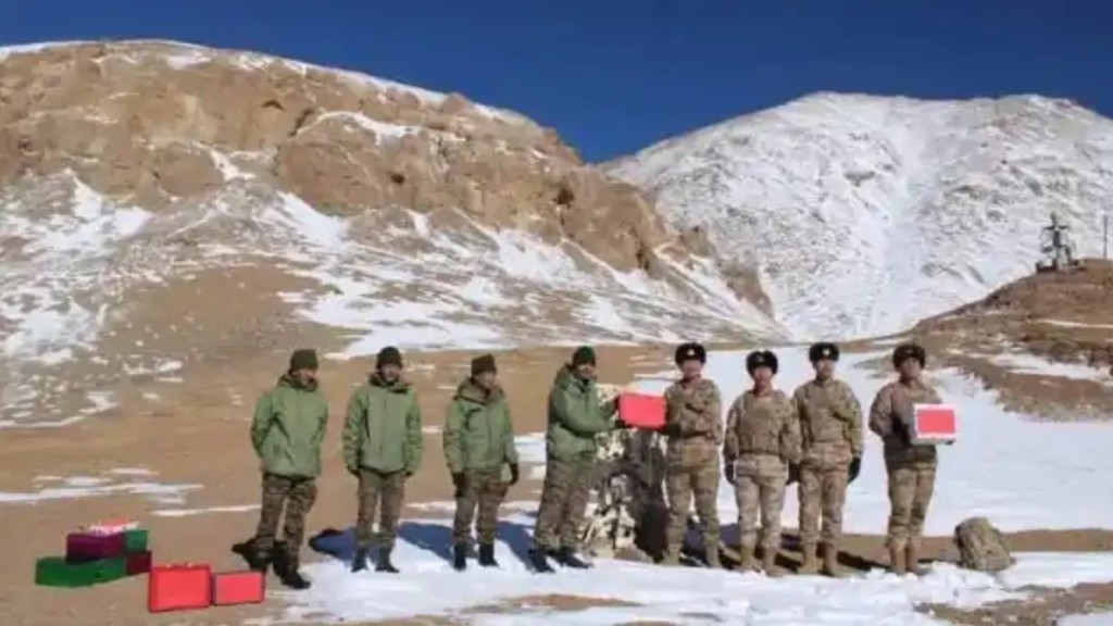 印度傳統節日「排燈節」期間，中印兩國邊境部隊在實控線沿線的多個邊境點交換糖果。微博@風雲學會陳經