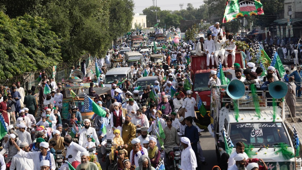 在巴基斯坦拉合尔，民众参加庆祝伊斯兰教先知穆罕默德生日的集会。 美联社