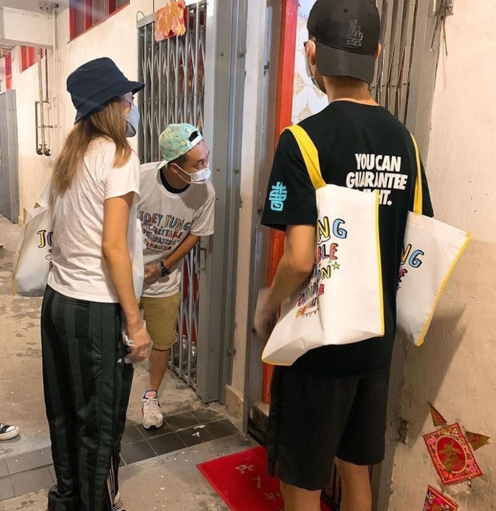 她和團隊以洗樓式逐家逐戶拍門，送上抗疫包。