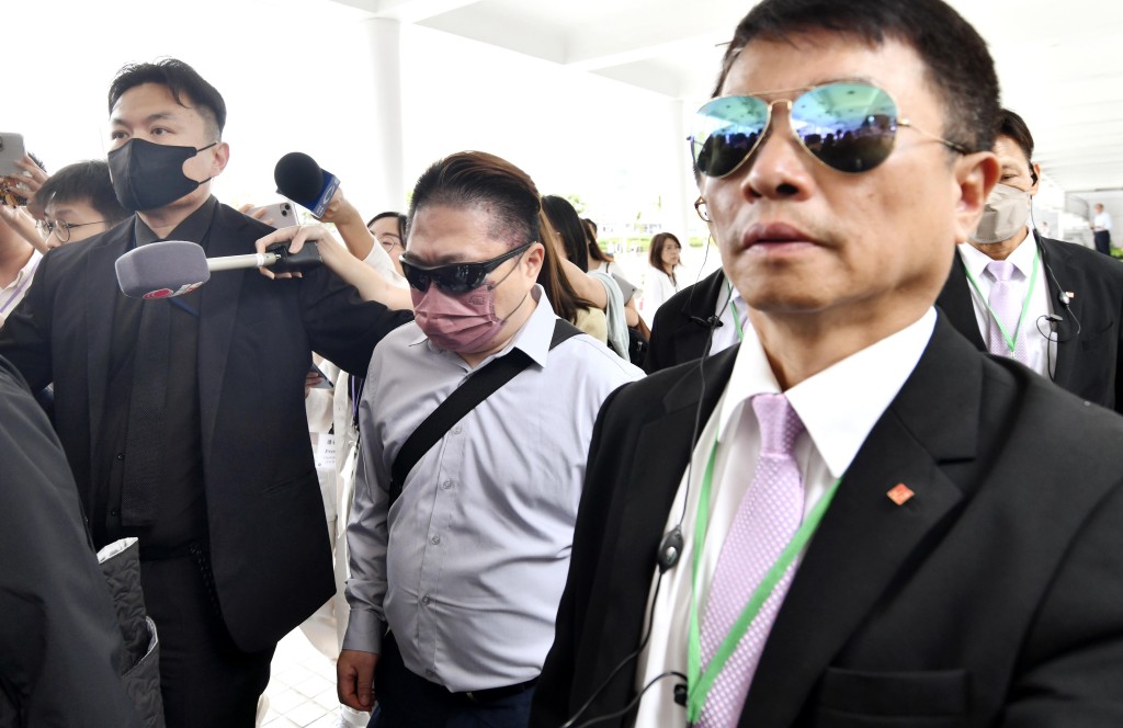 工程主任林百欣(中)。