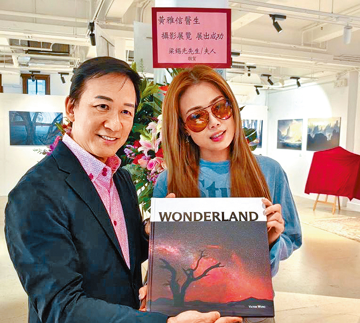 容祖兒現身黃雅信慈善攝影展支持。