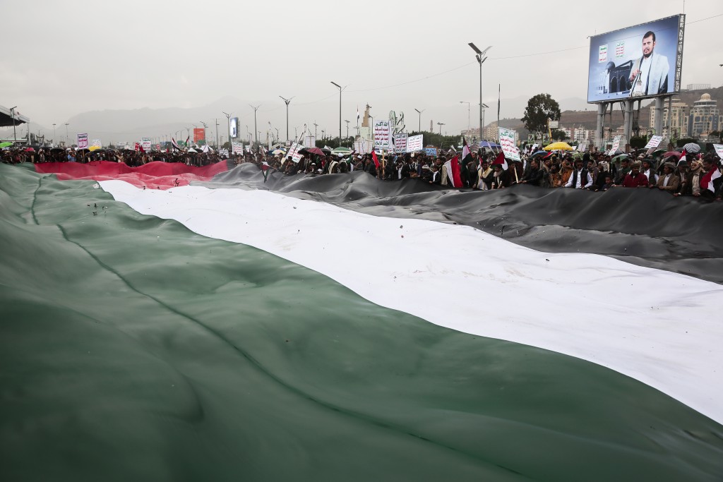 胡塞武裝支持者在也門薩那舉行集會，支持加薩走廊的巴勒斯坦人。 AP