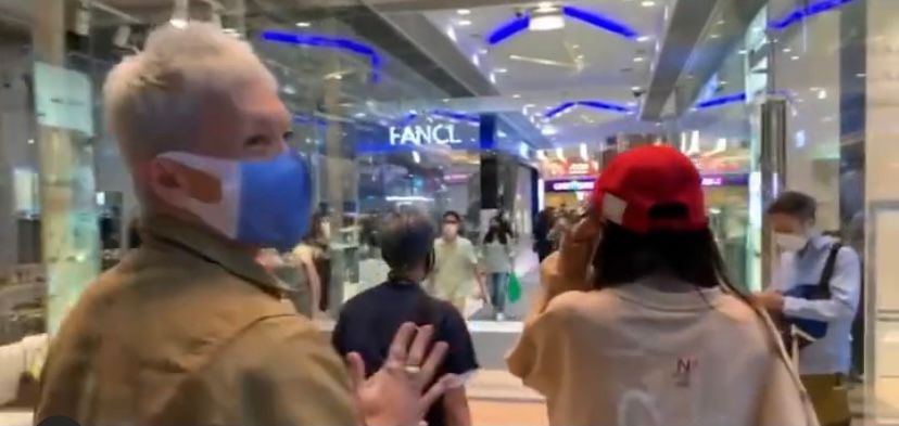 轉頭到張繼聰張揚娜姐在身邊。