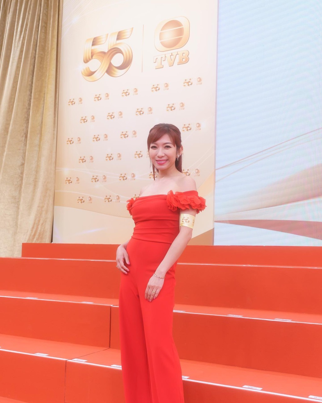 《無綫電視55周年台慶亮燈儀式》有份主持外，朱凱婷大合照更是站在最前排。