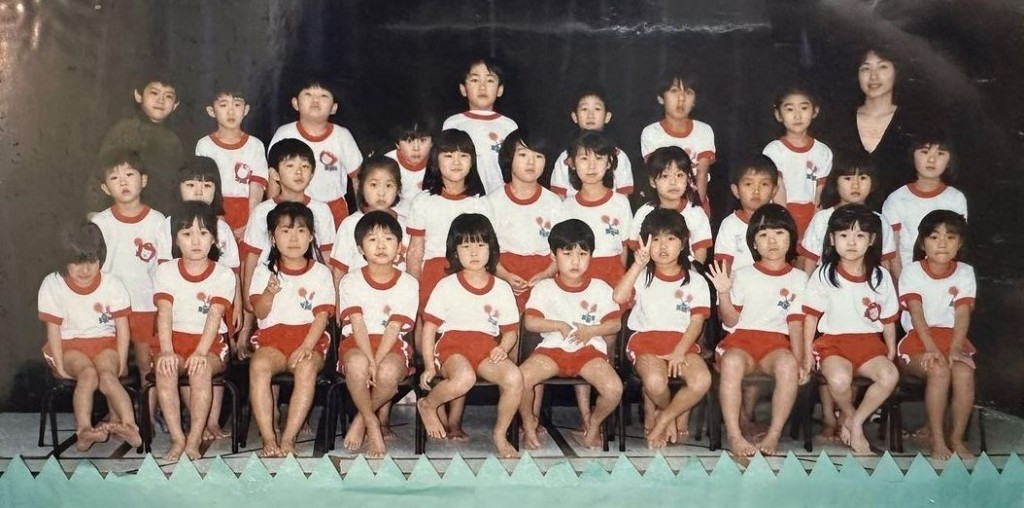 裕美(第二行右1)曾喺日本時求學讀幼稚園，當時係肥嘟嘟可愛小女孩。  