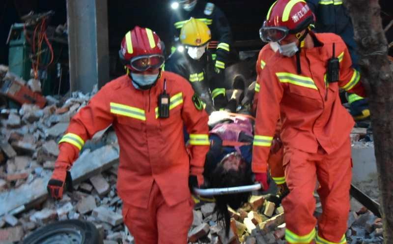 浙江槽罐車在高速公路爆炸波及多棟建築。網上圖片