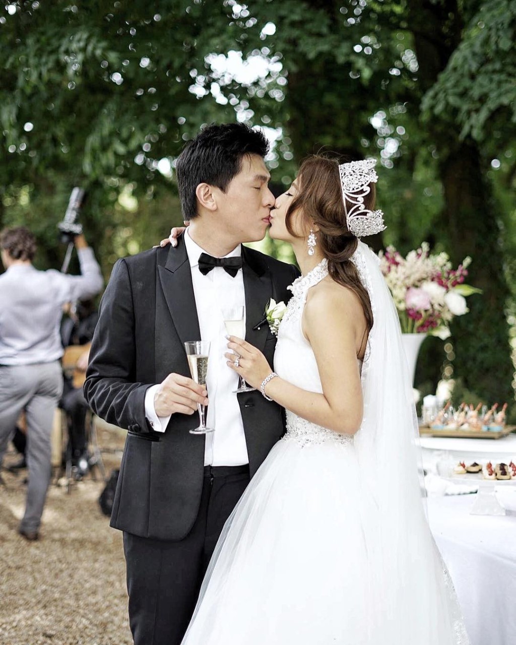 支嚳儀曾於社交網公開2017年在法國城堡舉行盛大婚禮的片段。
