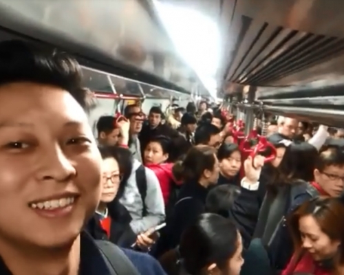網上紅人在港鐵列車邀乘客合唱僅一人和應拍手。facebook托哥Torres圖片