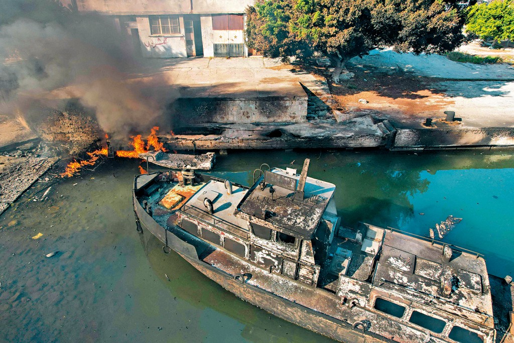 敘利亞西北部拉塔基亞港口遭以軍空襲，可見被摧毀的敘海軍艦艇。