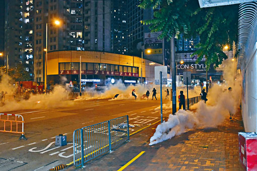 防暴警在太古站外英皇道发射催泪弹驱散示威者。