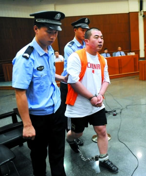 李磊被捕後直認犯下滅門自家的罪行，要求盡快判死刑。