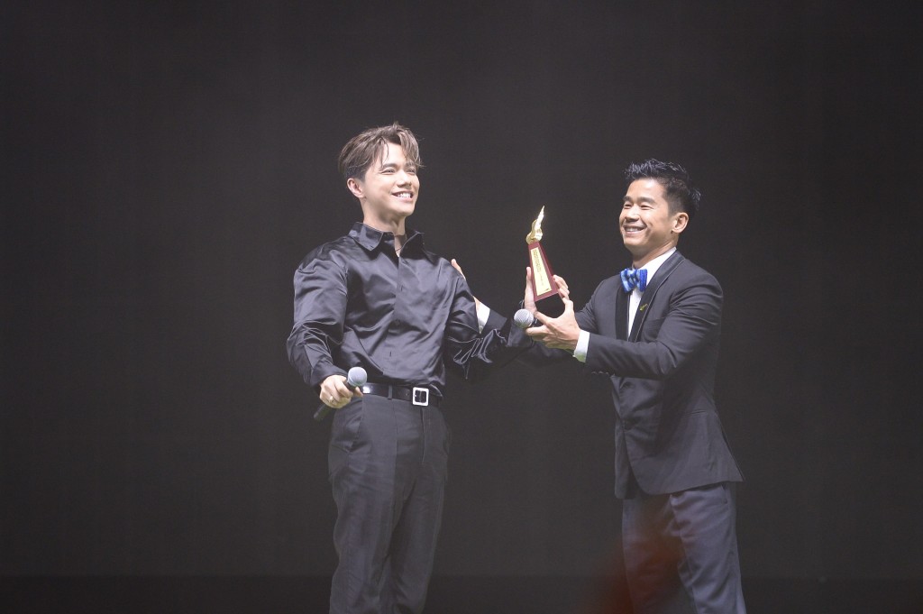 今年「我最喜爱的男、女歌手」由张敬轩与陈蕾获得，其中陈蕾更成为「叱咤乐坛女歌手」金奖得主！