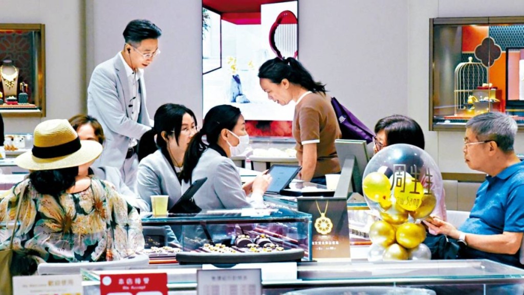 國慶期間大量內地旅客到香港買金。