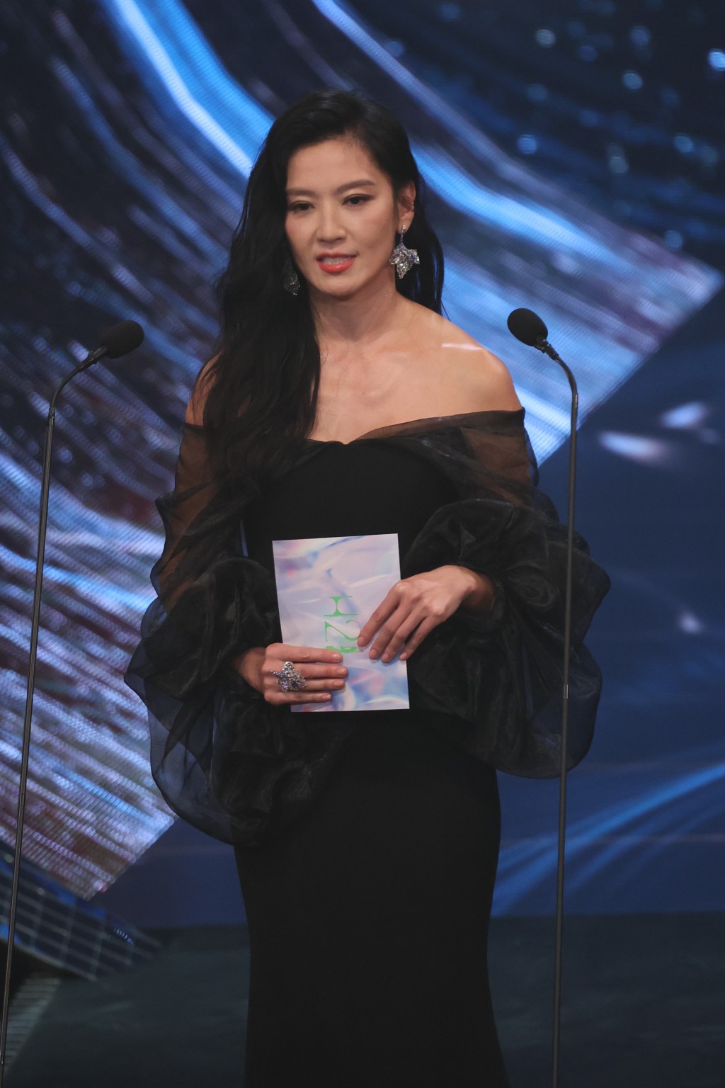 久未露面的台湾女星林熙蕾负责颁发奖项「最佳男配角」。  ​