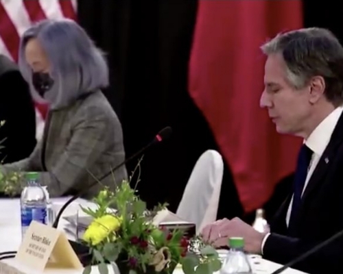 布林肯在中美外交高層會議安排染了紫髮的翻譯員，被網民炮轟有失外交禮儀，讓美國人的表現如同小丑。（Twitter圖片）