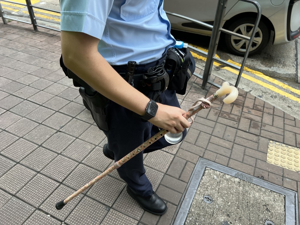警员在西九龙中心9楼寻获老妇的拐杖。刘汉权摄
