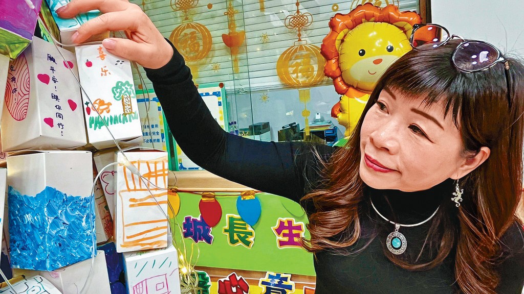 別人眼中的塗鴉，黃曉紅深信畫中有話，可從圖案用色，窺探心靈密碼。