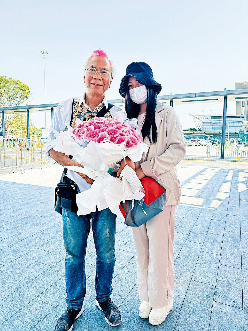 李龍基到深圳灣口岸接未婚妻Chris,準備的60枝粉紅玫瑰藏玄機。