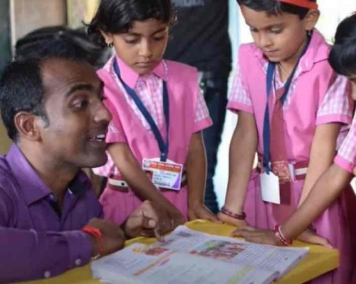 迪斯萊爾一直促進鄉村女童就學。網圖