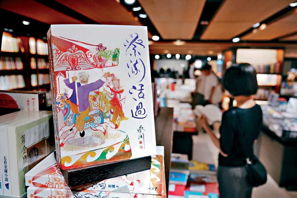 有書店擺放不少蔡瀾著作。