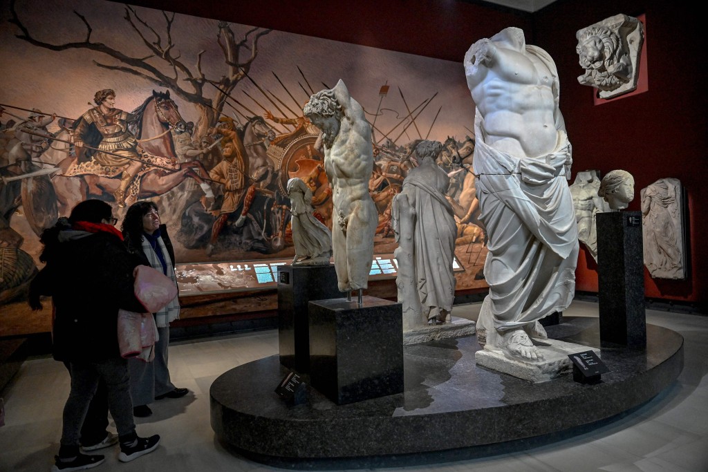 有消息人士表示，部分藝術品可能受損，專家正進行評估。法新社