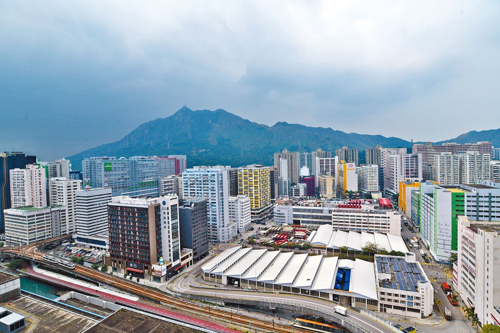 新地就屯門車廠連同毗鄰私人持有的商廈,向城規會申建3幢商廈,可建總樓面約208.08萬方呎,獲規劃署不反對。