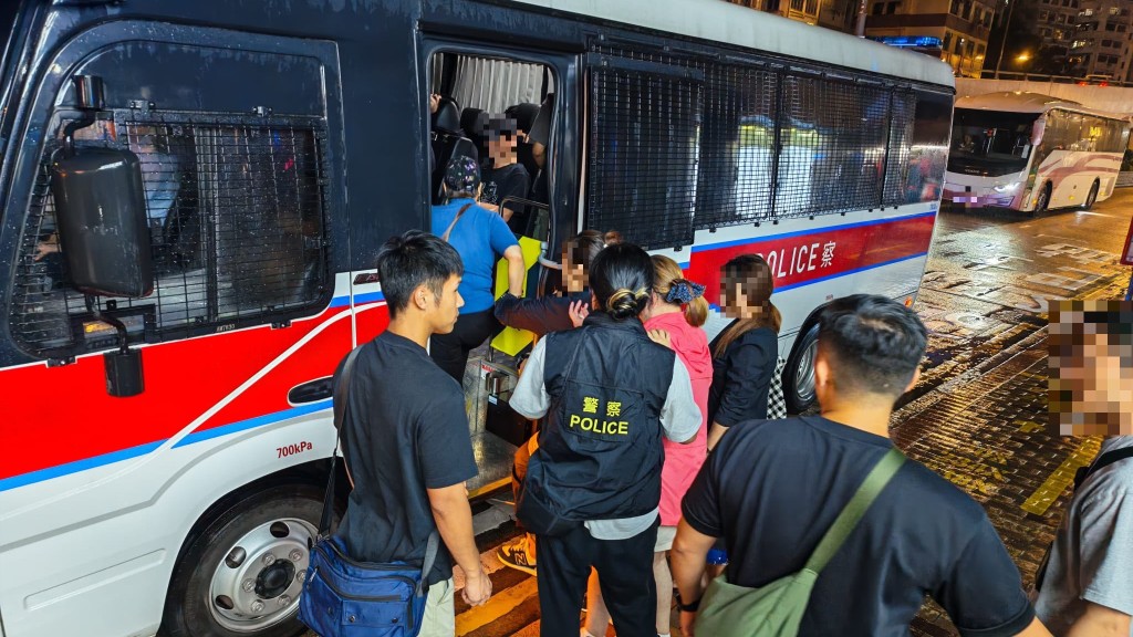 深水埗警捣破多个怀疑钓鱼机赌场 拘捕25人 检数十部钓鱼机及赌款。警方提供