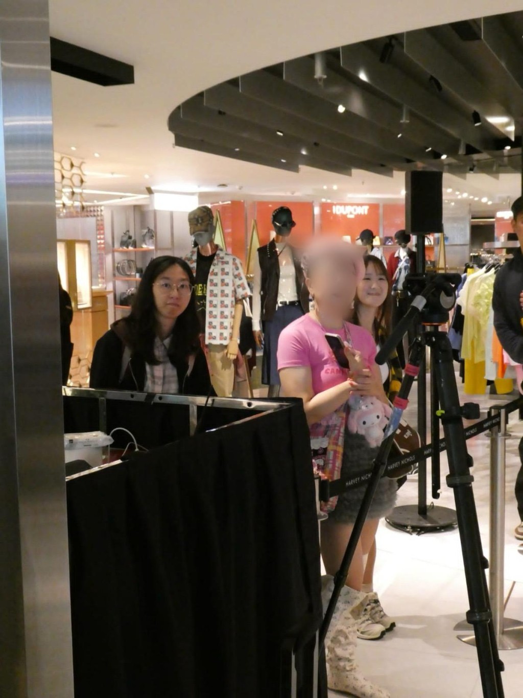 日前在电影《再见UFO》见面会掷水樽的粉红衫女子也有出现。