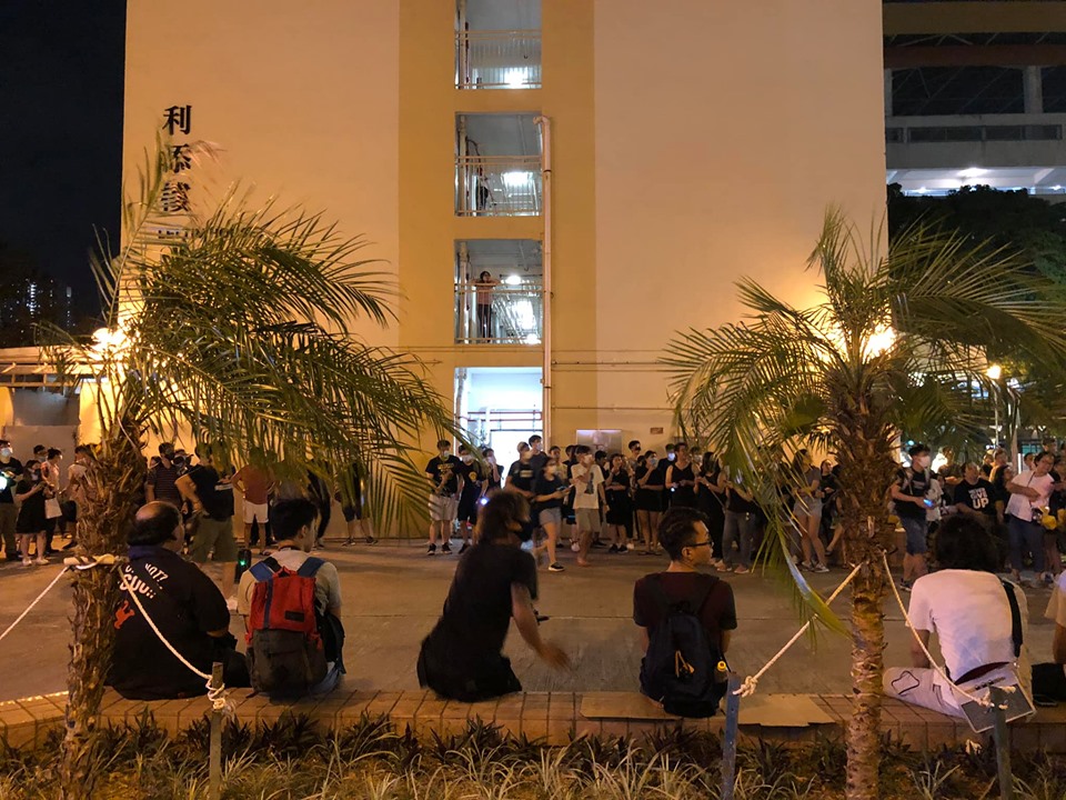 市民再聚集鴨脷洲邨。鴨脷洲變形記FB圖片