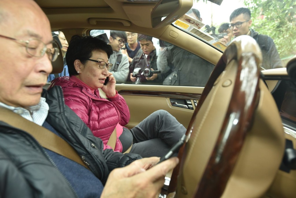 鄭若驊中午與丈夫潘樂陶外出後駕車回家。