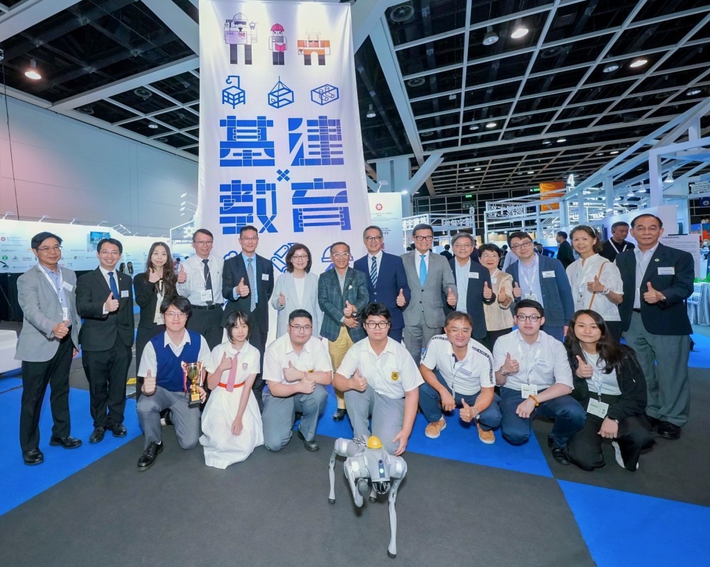 發展局局長甯漢豪(後排左六)、發展局常任秘書長(工務)劉俊傑(後排右七)、建造業議會主席何安誠教授(後排左七)和建造業議會執行總監鄭定寕(後排右六)與其他嘉賓和學生合照。 發展局局長甯漢豪(後排左六)、發展局常任秘書長(工務)劉俊傑(後排右七)、建造業議會主席何安誠教授(後排左七)和建造業議會執行總監鄭定寕(後排右六)與其他嘉賓和學生合照。
