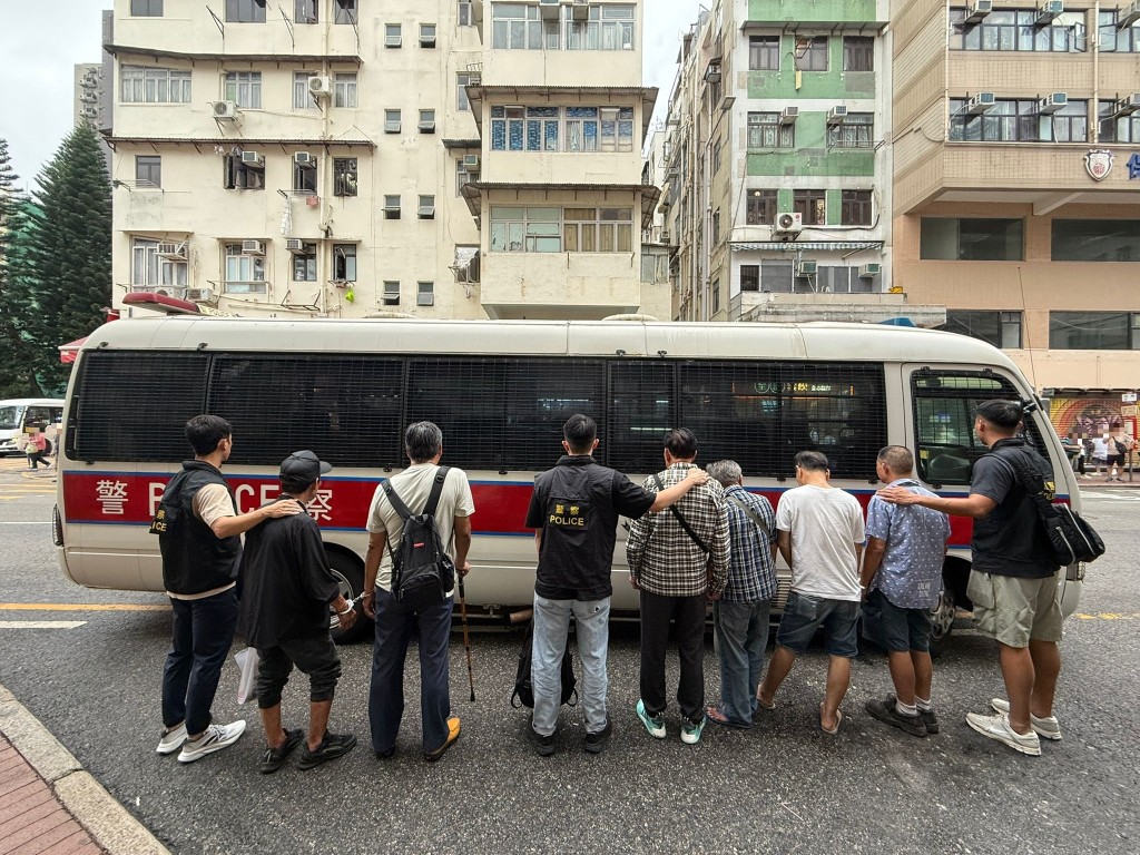 警方在汝州街後巷拘捕6名本地男子（64至76歲）。警方圖片