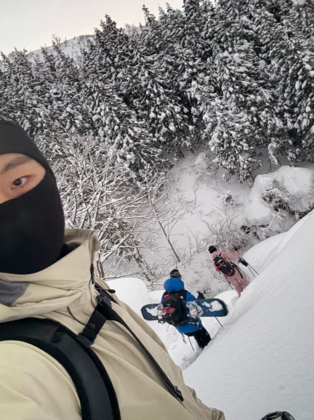 救援隊協助受困者落山。小紅書@日本滑雪教練-森 救援隊協助受困者落山。小紅書@日本滑雪教練-森