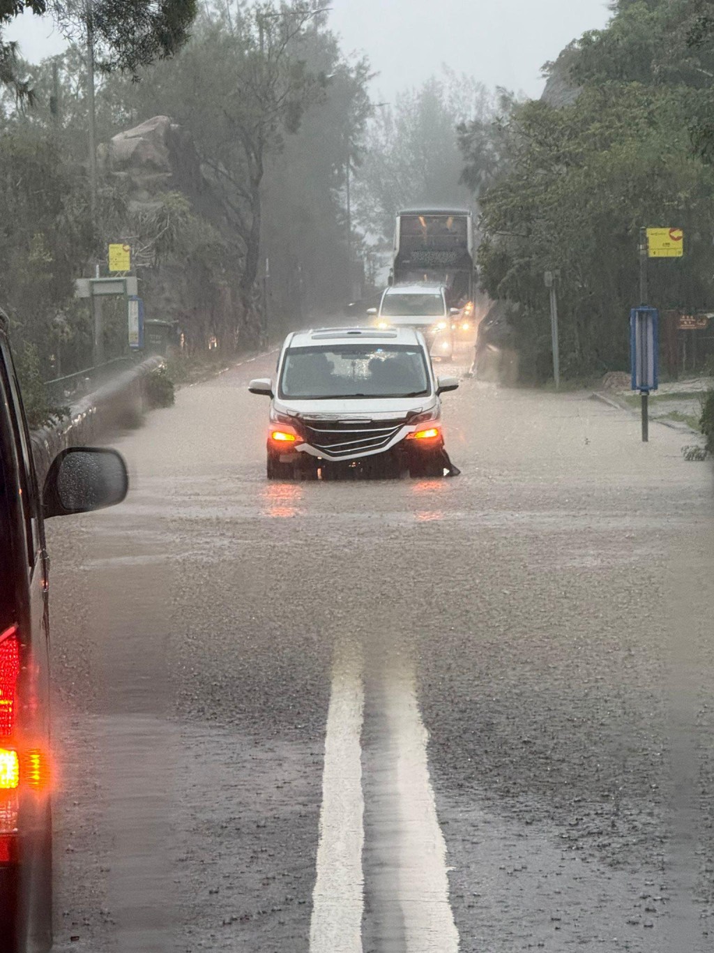 石澳道土地灣有車輛遇水浸拋錨。fb馬路的事 (即時交通資訊台)圖片