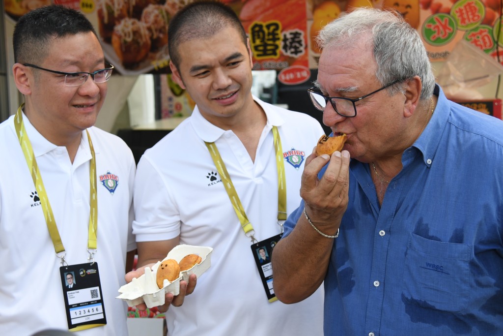 世界棒垒球总会会长法卡利试食棒球鸡蛋仔 