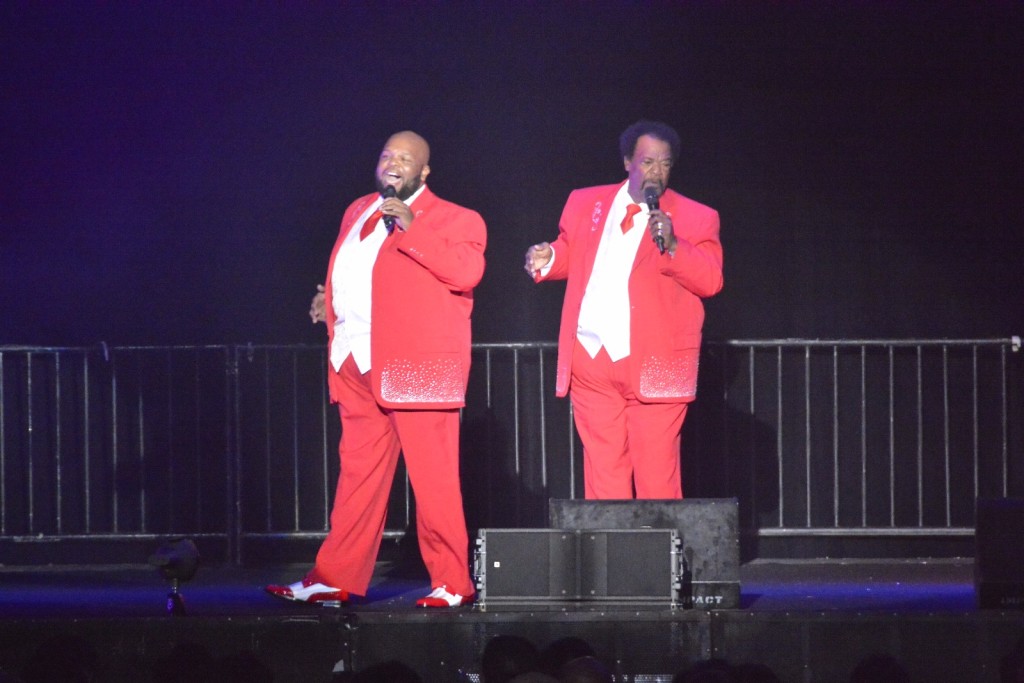 主音Eddie Stovall笑問可有觀眾記得首次的約會。