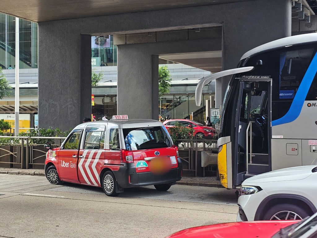 旅遊巴撞的士車尾。